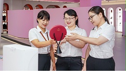 语音为桥，温情为岸：“小耐” 智能美妆镜的进化与行业交互革命